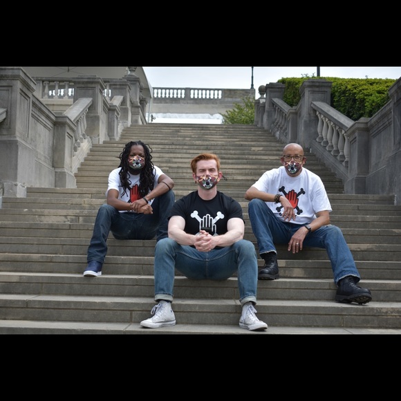 6’ FEET Hand And Cross Bones Tee Shirt - Picture 2 of 11